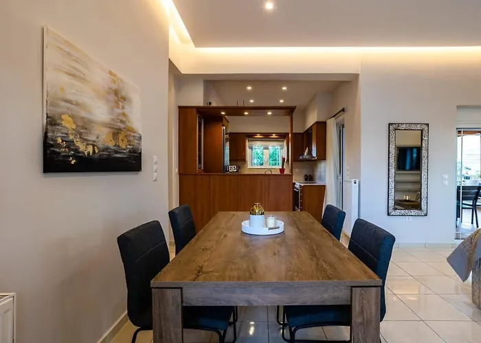 Downtown Cozy Retreat - Homely Vibes Holiday home Filiatra