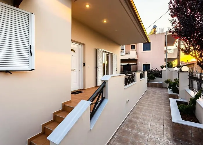 Downtown Cozy Retreat - Homely Vibes Holiday home Filiatra